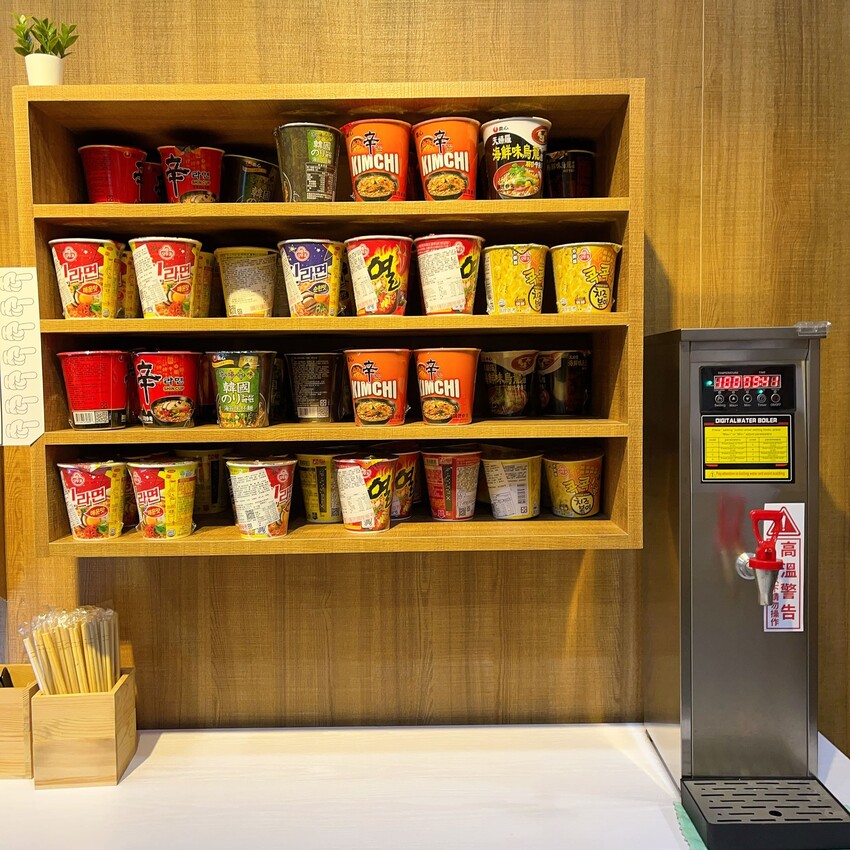 全台第一間24小時無人韓式拉麵店就開在中壢，半夜肚子餓來這裡吃就對了，滿滿的韓韓式泡麵你選