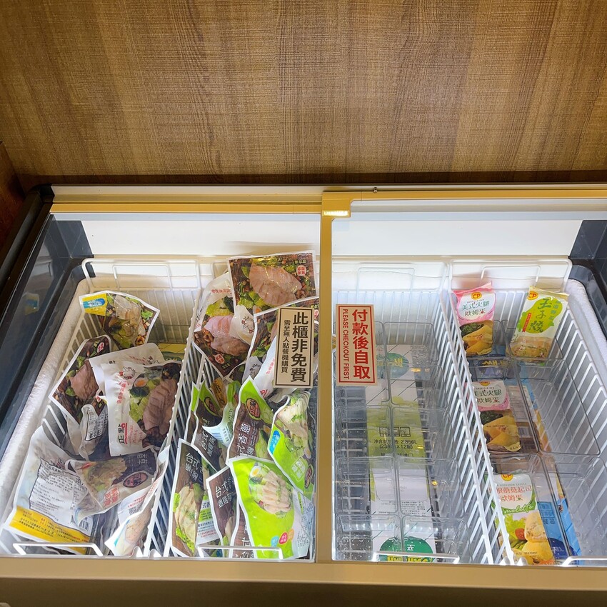 全台第一間24小時無人韓式拉麵店就開在中壢，半夜肚子餓來這裡吃就對了，滿滿的韓韓式泡麵你選