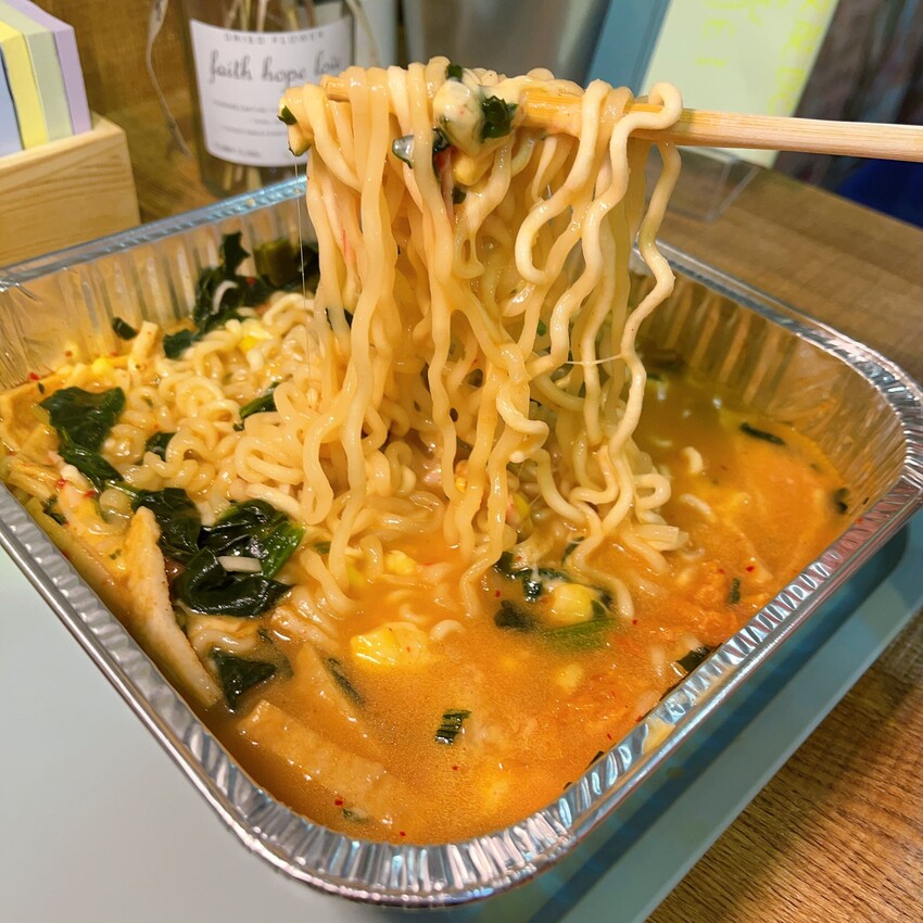 全台第一間24小時無人韓式拉麵店就開在中壢，半夜肚子餓來這裡吃就對了，滿滿的韓韓式泡麵你選