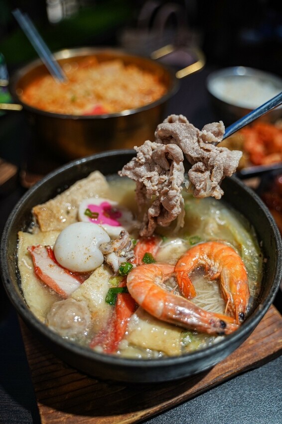 高雄美食|海陸豆腐鍋配料豐富/大遠百美食街韓式料理推薦/梨花