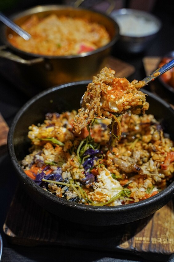 高雄美食|海陸豆腐鍋配料豐富/大遠百美食街韓式料理推薦/梨花