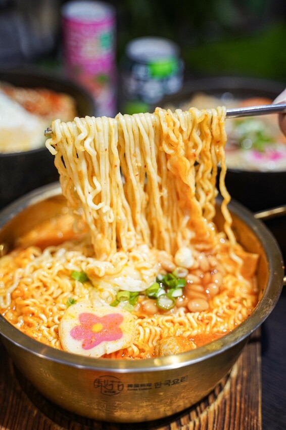 高雄美食|海陸豆腐鍋配料豐富/大遠百美食街韓式料理推薦/梨花