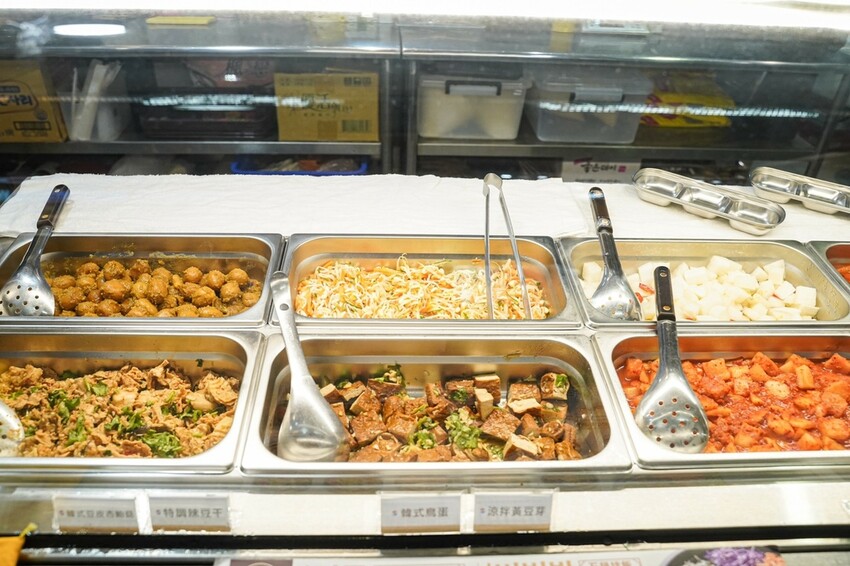 高雄美食|海陸豆腐鍋配料豐富/大遠百美食街韓式料理推薦/梨花