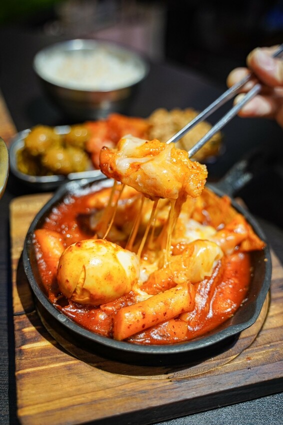 高雄美食|海陸豆腐鍋配料豐富/大遠百美食街韓式料理推薦/梨花