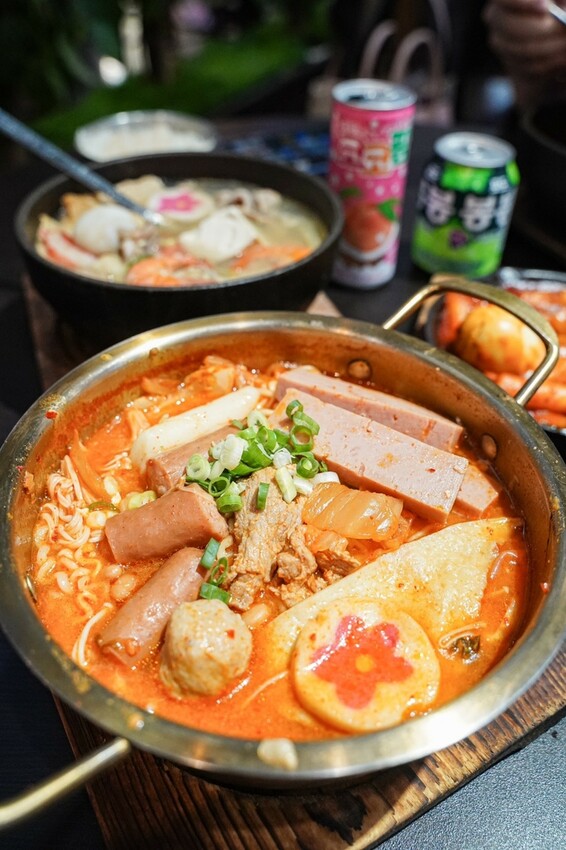 高雄美食|海陸豆腐鍋配料豐富/大遠百美食街韓式料理推薦/梨花