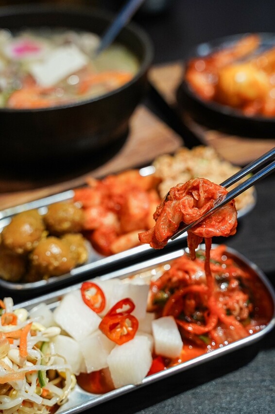高雄美食|海陸豆腐鍋配料豐富/大遠百美食街韓式料理推薦/梨花