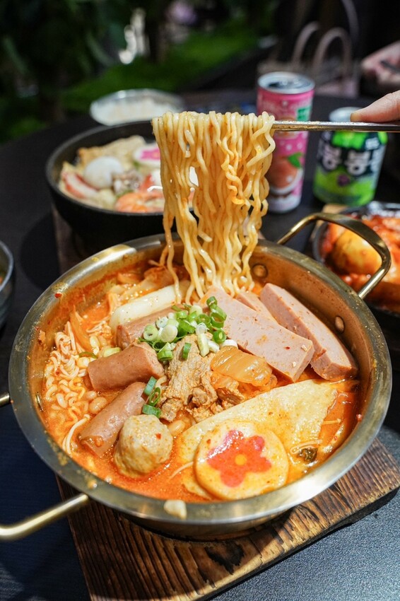 高雄美食|海陸豆腐鍋配料豐富/大遠百美食街韓式料理推薦/梨花