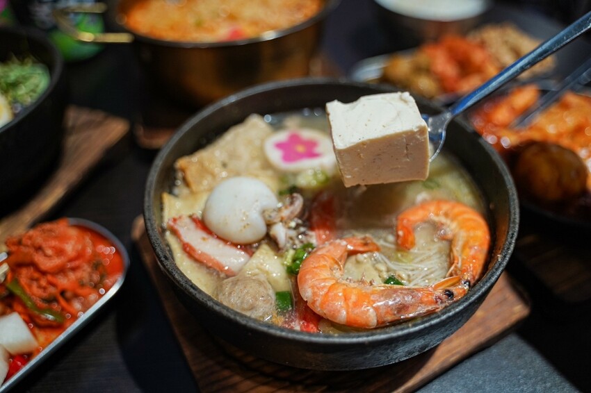高雄美食|海陸豆腐鍋配料豐富/大遠百美食街韓式料理推薦/梨花