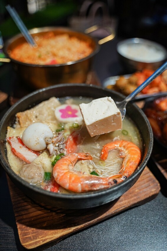 高雄美食|海陸豆腐鍋配料豐富/大遠百美食街韓式料理推薦/梨花