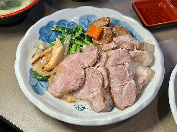 (三重便當)柴霸煮~2023新開幕三重便當新選擇!蒜泥白肉量 (三重便當)柴霸煮~2023新開幕三重便當新選擇!蒜泥白肉量