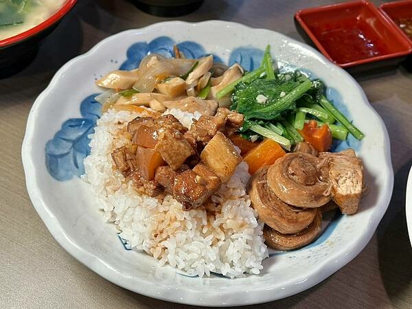 (三重便當)柴霸煮~2023新開幕三重便當新選擇!蒜泥白肉量 (三重便當)柴霸煮~2023新開幕三重便當新選擇!蒜泥白肉量