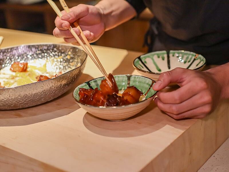 竹北裏月·晴酒新體驗:日式靜謐環境中品味中式料理。