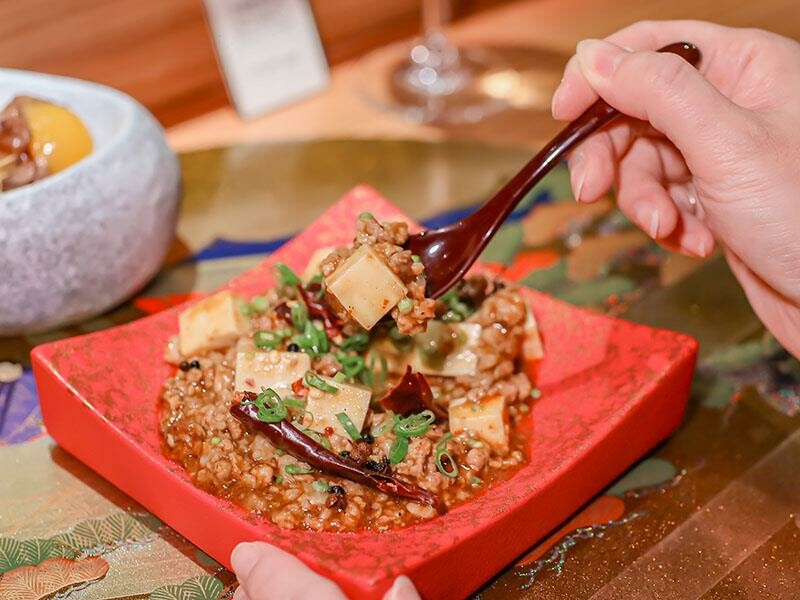 竹北裏月·晴酒新體驗:日式靜謐環境中品味中式料理。