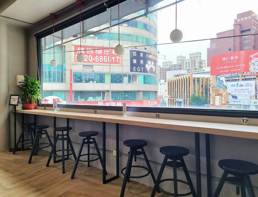 台中五權路上文青溫馨麵店|呷麵、呷飯、切滷味,用料實在CP值高的好吃麵店!