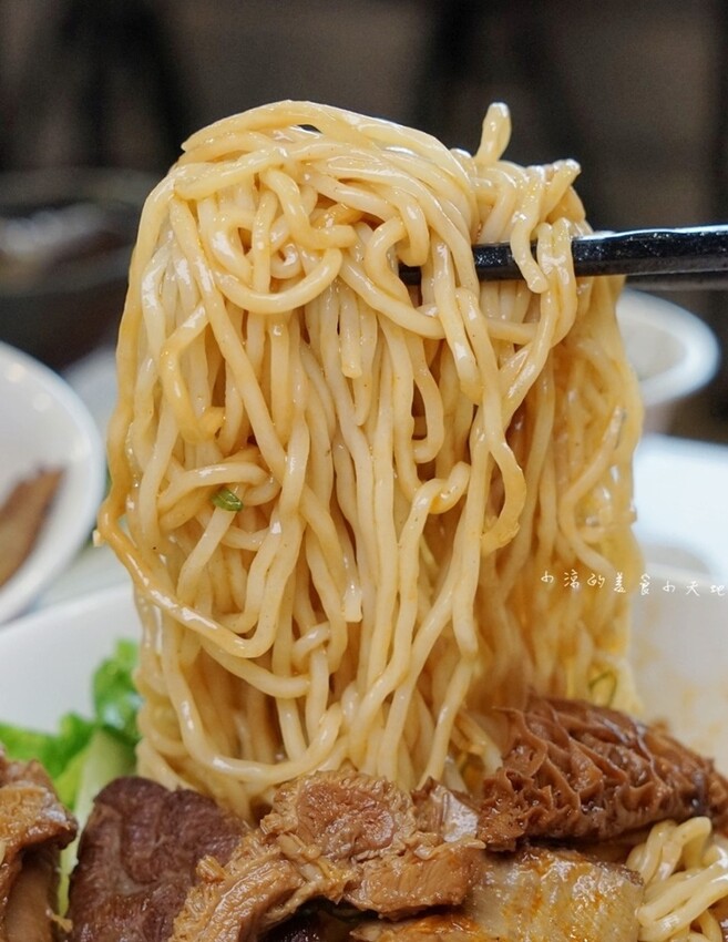 台中五權路上文青溫馨麵店|呷麵、呷飯、切滷味,用料實在CP值高的好吃麵店!