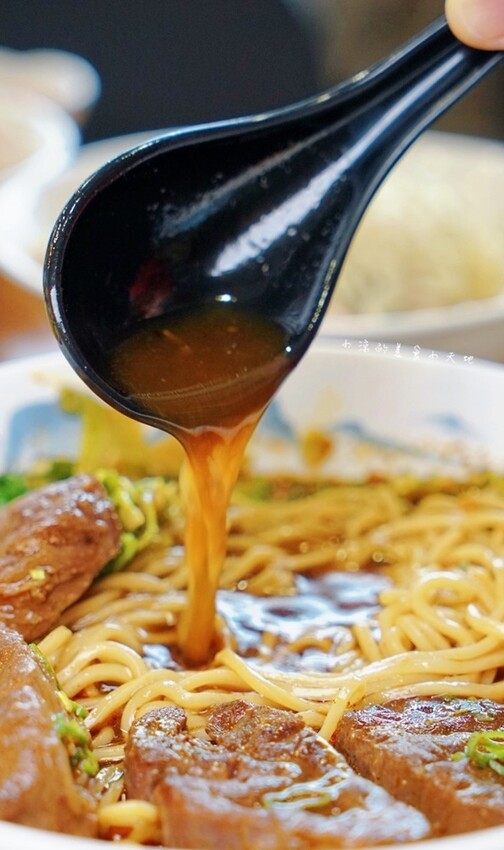 台中五權路上文青溫馨麵店|呷麵、呷飯、切滷味,用料實在CP值高的好吃麵店!