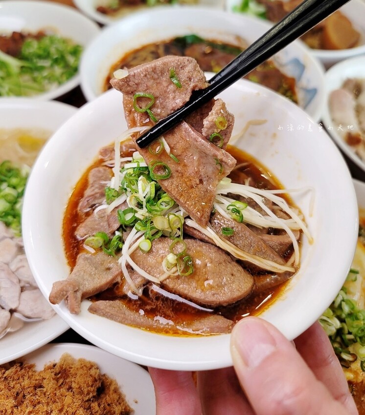 台中五權路上文青溫馨麵店|呷麵、呷飯、切滷味,用料實在CP值高的好吃麵店!