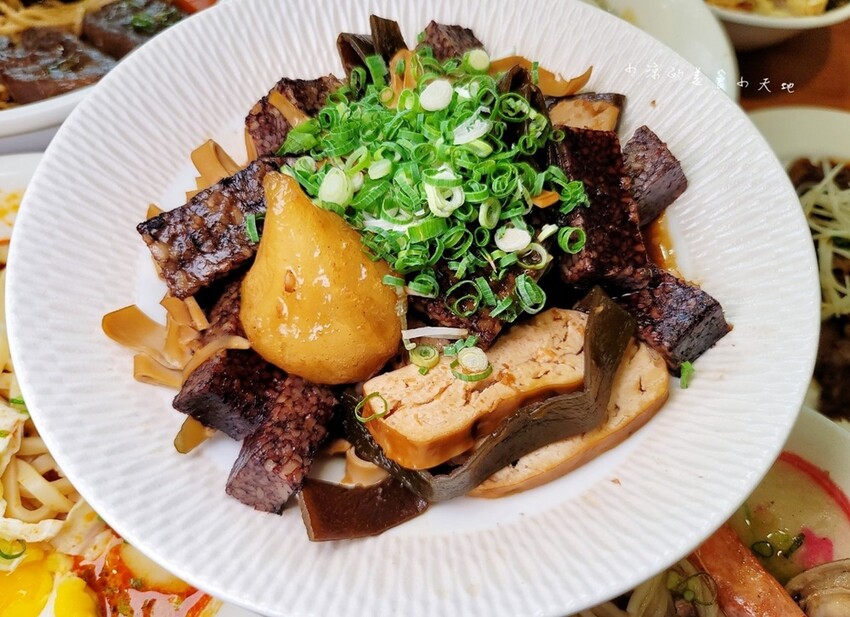 台中五權路上文青溫馨麵店|呷麵、呷飯、切滷味,用料實在CP值高的好吃麵店!