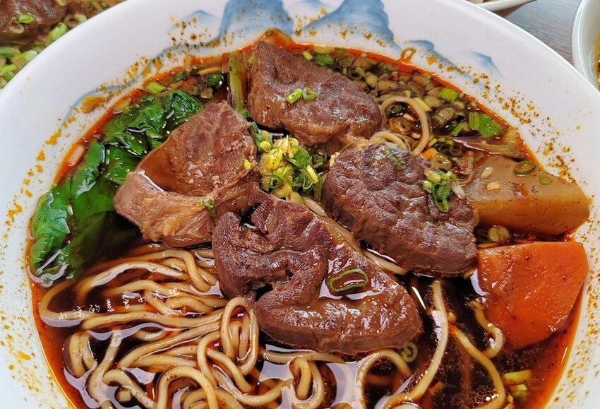 台中五權路上文青溫馨麵店|呷麵、呷飯、切滷味,用料實在CP值高的好吃麵店!