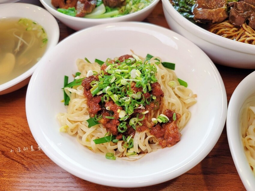 台中五權路上文青溫馨麵店|呷麵、呷飯、切滷味,用料實在CP值高的好吃麵店!