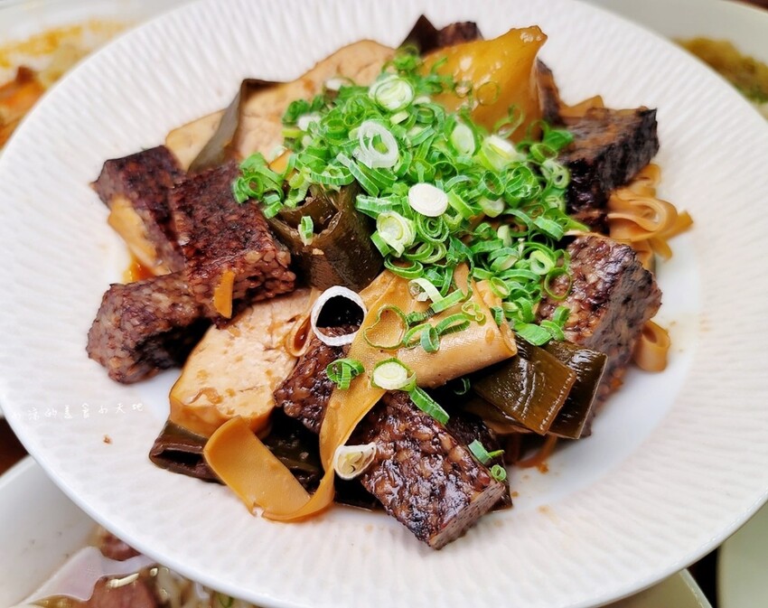 台中五權路上文青溫馨麵店|呷麵、呷飯、切滷味,用料實在CP值高的好吃麵店!