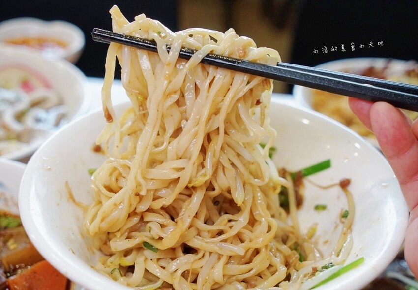 台中五權路上文青溫馨麵店|呷麵、呷飯、切滷味,用料實在CP值高的好吃麵店!
