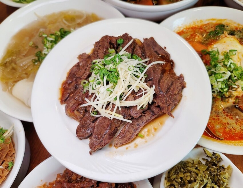 台中五權路上文青溫馨麵店|呷麵、呷飯、切滷味,用料實在CP值高的好吃麵店!