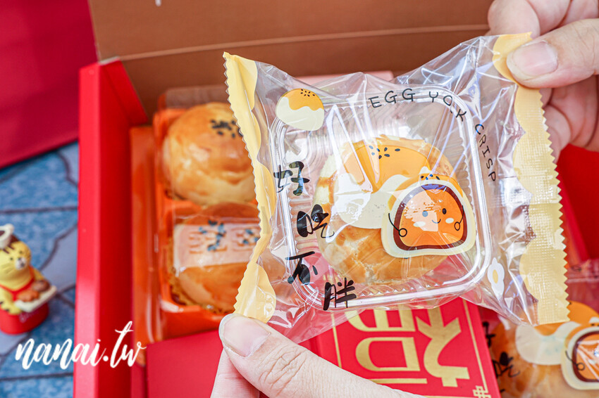 藏在廟方巷弄！溪湖在地鄉親不願公開密店。新品火土甜燒餅甜鹹口感一吃就上癮、招牌御皇蛋黃酥酥到掉渣，御品福軒