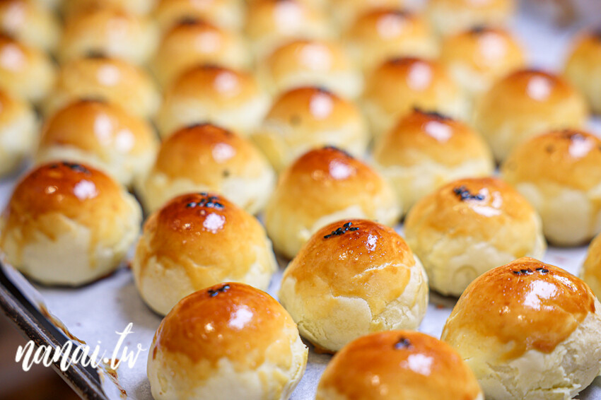 藏在廟方巷弄！溪湖在地鄉親不願公開密店。新品火土甜燒餅甜鹹口感一吃就上癮、招牌御皇蛋黃酥酥到掉渣，御品福軒