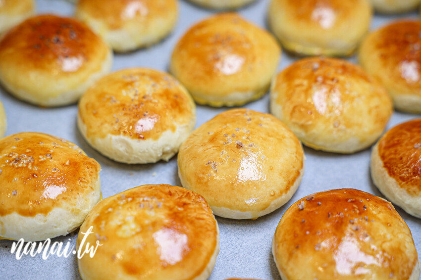 藏在廟方巷弄！溪湖在地鄉親不願公開密店。新品火土甜燒餅甜鹹口感一吃就上癮、招牌御皇蛋黃酥酥到掉渣，御品福軒