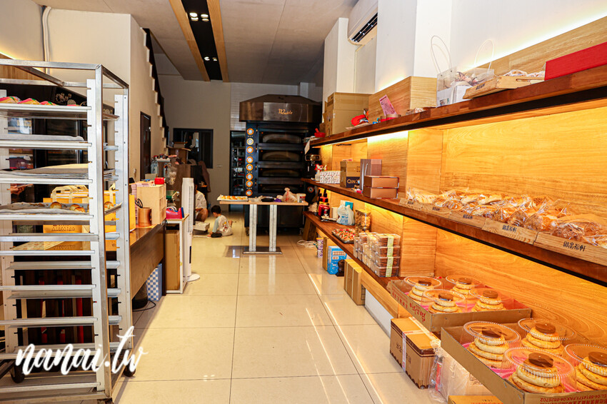 藏在廟方巷弄！溪湖在地鄉親不願公開密店。新品火土甜燒餅甜鹹口感一吃就上癮、招牌御皇蛋黃酥酥到掉渣，御品福軒