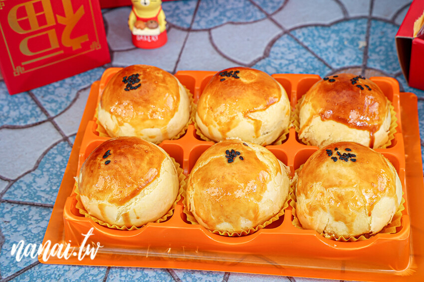 藏在廟方巷弄！溪湖在地鄉親不願公開密店。新品火土甜燒餅甜鹹口感一吃就上癮、招牌御皇蛋黃酥酥到掉渣，御品福軒