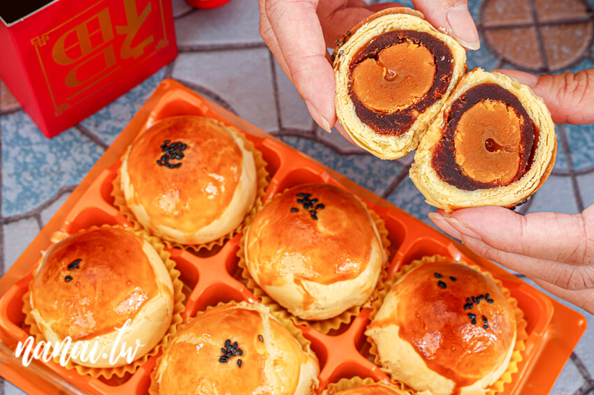 藏在廟方巷弄！溪湖在地鄉親不願公開密店。新品火土甜燒餅甜鹹口感一吃就上癮、招牌御皇蛋黃酥酥到掉渣，御品福軒