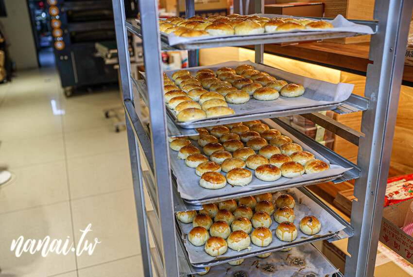 藏在廟方巷弄！溪湖在地鄉親不願公開密店。新品火土甜燒餅甜鹹口感一吃就上癮、招牌御皇蛋黃酥酥到掉渣，御品福軒