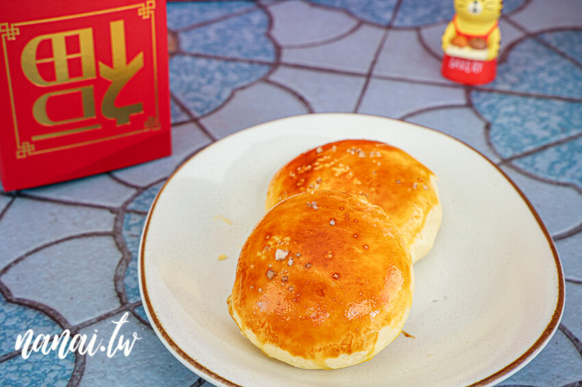 藏在廟方巷弄！溪湖在地鄉親不願公開密店。新品火土甜燒餅甜鹹口感一吃就上癮、招牌御皇蛋黃酥酥到掉渣，御品福軒