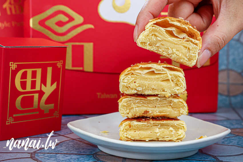 藏在廟方巷弄！溪湖在地鄉親不願公開密店。新品火土甜燒餅甜鹹口感一吃就上癮、招牌御皇蛋黃酥酥到掉渣，御品福軒