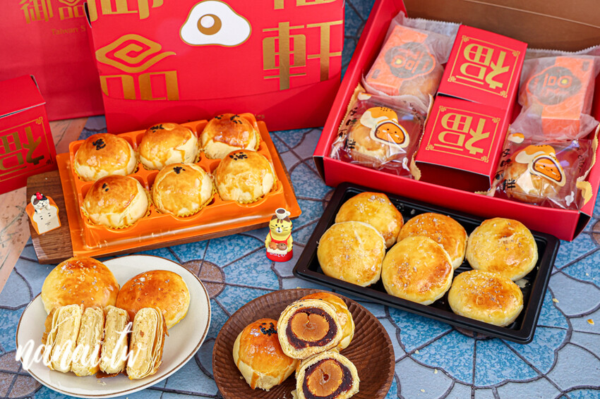 藏在廟方巷弄！溪湖在地鄉親不願公開密店。新品火土甜燒餅甜鹹口感一吃就上癮、招牌御皇蛋黃酥酥到掉渣，御品福軒