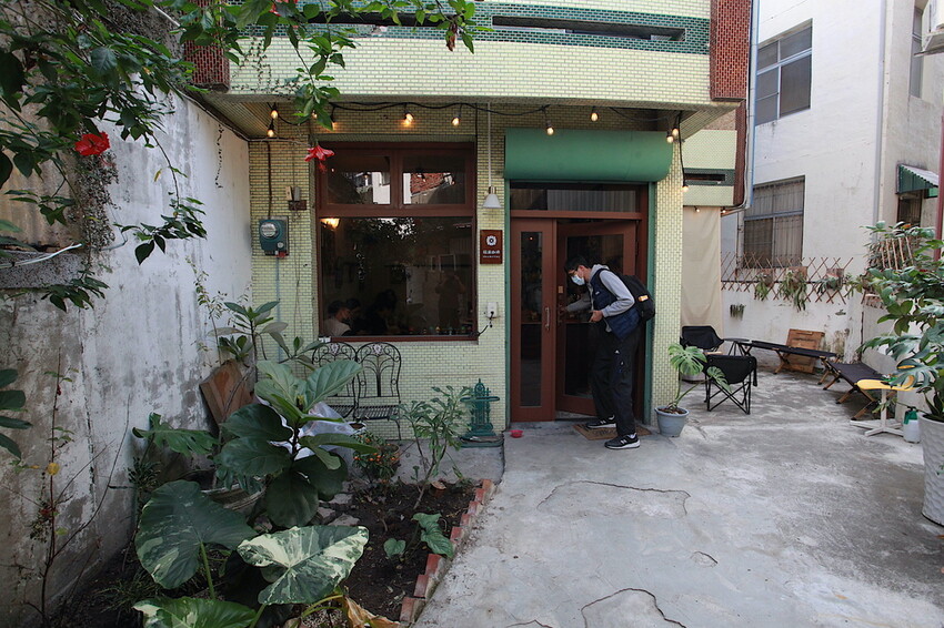 台南市北區吃。台南|北區。「稲満珈琲 Inamitsu Cafe」寵物友善餐廳,征戰世界各地咖啡拉花冠軍,隱身在巷弄老宅美味