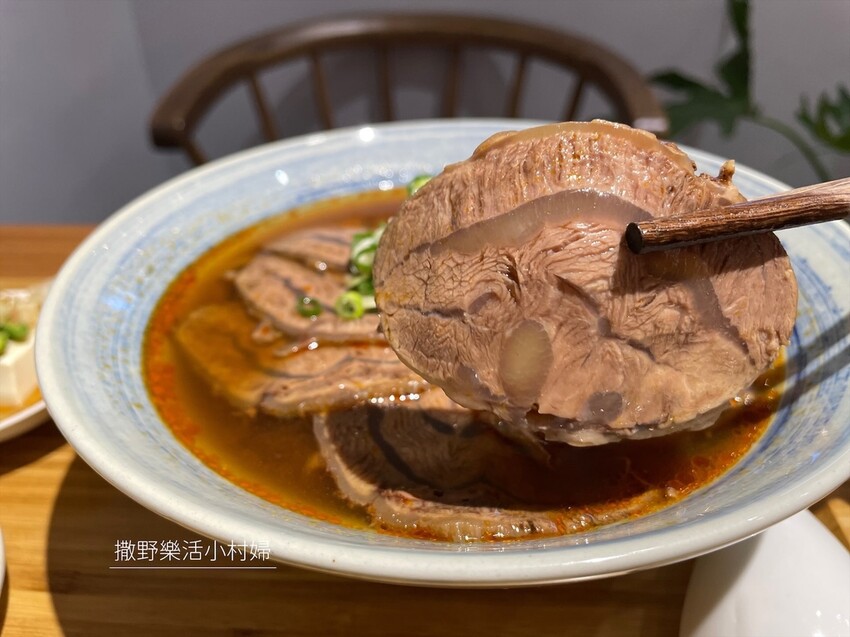 宜蘭》隱藏巷弄裡的文青老宅牛肉麵《宜吃牛》大吉大利諸事順利，