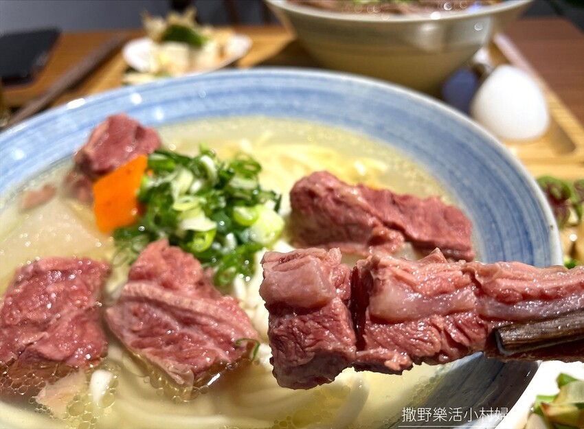 宜蘭》隱藏巷弄裡的文青老宅牛肉麵《宜吃牛》大吉大利諸事順利，