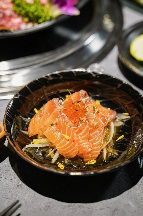 高雄美食｜新開幕黑色系質感燒肉/活體海鮮應有盡有私廚料理超好