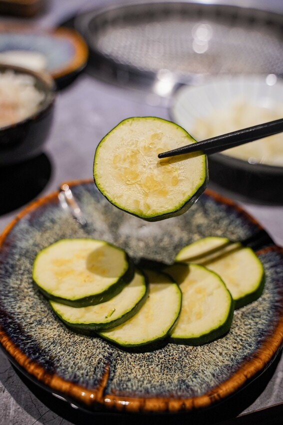 高雄美食｜新開幕黑色系質感燒肉/活體海鮮應有盡有私廚料理超好