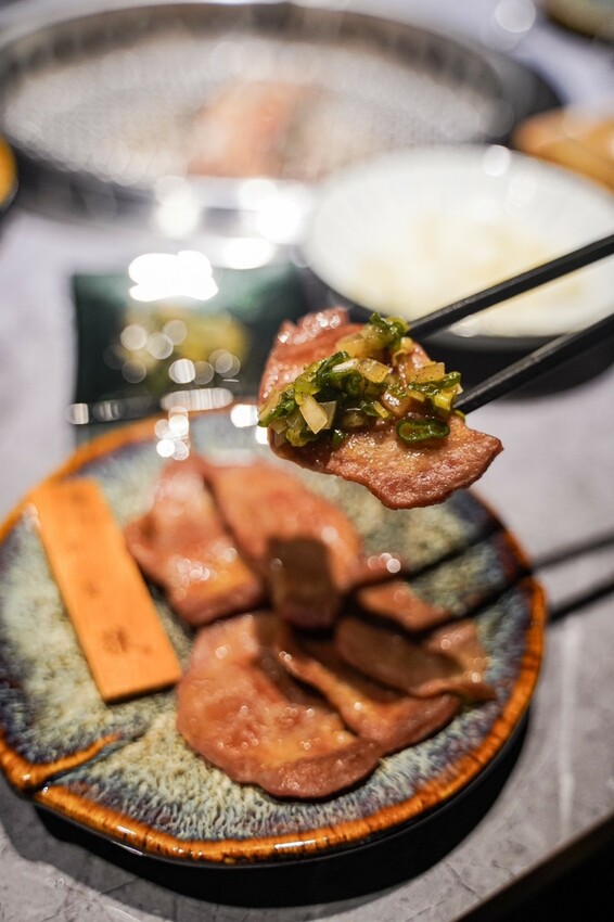 高雄美食｜新開幕黑色系質感燒肉/活體海鮮應有盡有私廚料理超好