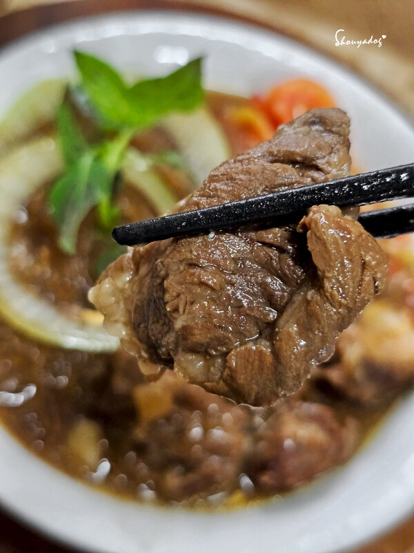 【冷凍食品】異塵牛肉麵食用心得 豪華牛肉麵開箱
