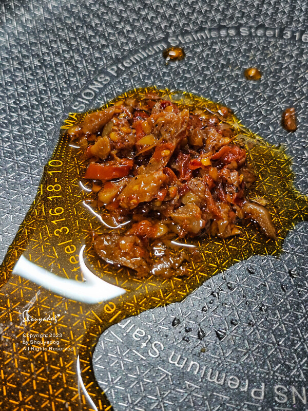 【冷凍食品】異塵牛肉麵食用心得 豪華牛肉麵開箱