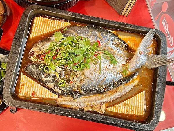 （員林美食）老梗談鐵鍋燉魚～魚肉先蒸後燉鮮甜美味！熊掌鮮青椒