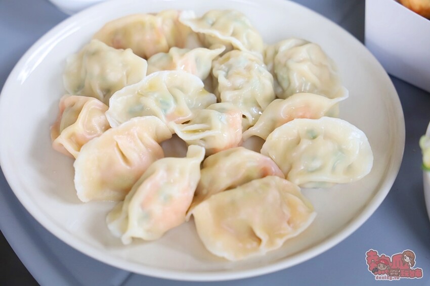 【台南美食】左下餃！隱藏在住宅區內的水餃專賣店，獨特的椒麻酸豆水餃有特色，紅油炒手更是激推~ - 熱血玩台南。跳躍新世界