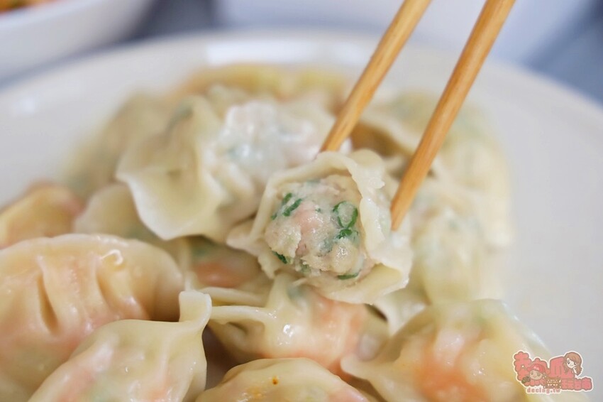 【台南美食】左下餃！隱藏在住宅區內的水餃專賣店，獨特的椒麻酸豆水餃有特色，紅油炒手更是激推~ - 熱血玩台南。跳躍新世界