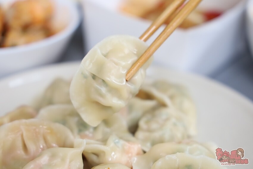 【台南美食】左下餃！隱藏在住宅區內的水餃專賣店，獨特的椒麻酸豆水餃有特色，紅油炒手更是激推~ - 熱血玩台南。跳躍新世界