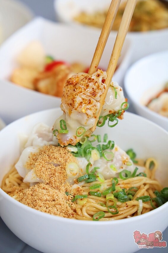 【台南美食】左下餃！隱藏在住宅區內的水餃專賣店，獨特的椒麻酸豆水餃有特色，紅油炒手更是激推~ - 熱血玩台南。跳躍新世界